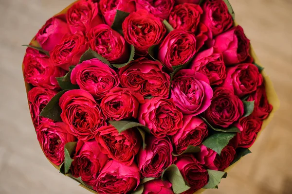 Rotondo grande bouquet romantico di rose a forma di pione rosso — Foto Stock