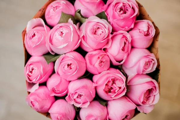 Bouquet elegante di rose colore rosato da vicino su sfondo bianco — Foto Stock
