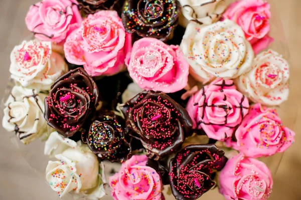 Oryginalny bukiet róż, biały, różowy i czekolady, ozdobione cukru proszek — Zdjęcie stockowe