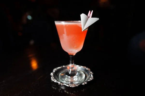 特殊なプレートに立っているピンク色のアルコール カクテル — ストック写真