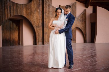 Yakışıklı damat genç ve güzel gelini sarılma