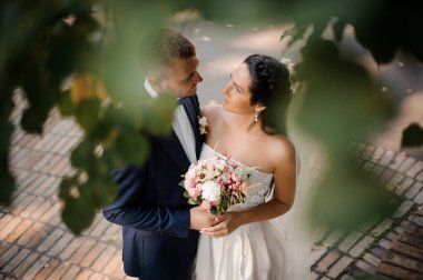 Güzel esmer gelin ve yakışıklı damat başka bir seyir