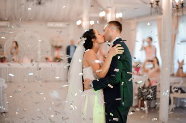 Genç ve mutlu evli çift merkezinde Restoran Salonu, öpüşme