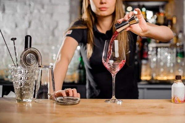 Bardame bereitet Cocktails in einer Bar für ihre Kunden zu — Stockfoto