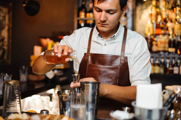 Junger Barmann Brauner Lederschürze Der Hinter Der Theke Alkoholische Cocktails — Stockfoto