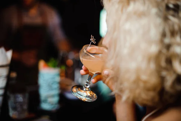 Close Portrait Short Haired Blonde Woman Drinking Alcoholic Cocktail Bar — Stock Photo, Image