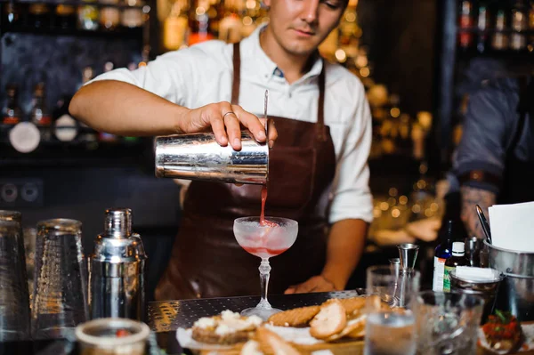 Barman Delantal Cuero Marrón Vertiendo Cóctel Alcohólico Frutas Vaso Pie — Foto de Stock