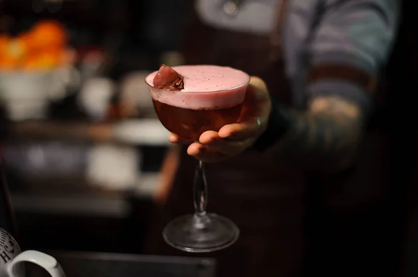 Getatoeëerd Barman Handen Met Een Cocktailglas Gevuld Met Verse Zoete — Stockfoto
