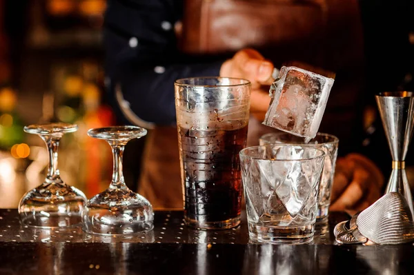 Barman Fare Cocktail Mettere Grande Cubetto Ghiaccio Nel Bicchiere Sul — Foto Stock