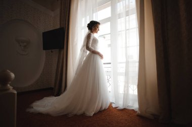 karşı pencere gelin bir tüy ile beyaz dantel elbise standları