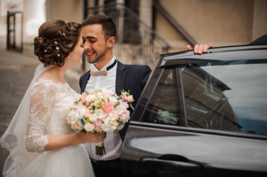 damat gelini öp niyetinde düğün arabanın kapısını açar