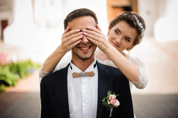 Vackra brud med rosa manikyr stänger kråmande ögonen — Stockfoto