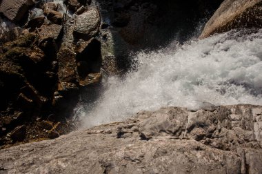 Gürcistan 'da şelale güçlü bir dere üst görünümü. Martvili Kanyonu. Okatse Kanyon