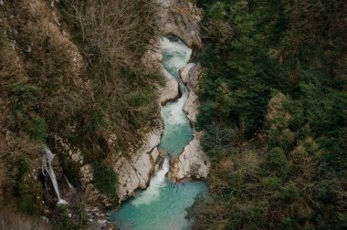 Georgia ormanında akan güçlü mavi nehir dere üst görünümü. Martvili Kanyonu. Okatse Kanyon