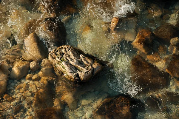 Blick von oben auf breite Steine auf dem Grund des Flusses — Stockfoto