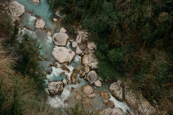 Vista superior de la poderosa corriente del río azul que fluye en el bosque —  Fotos de Stock
