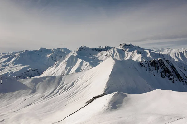 Bellissimo paesaggio delle cime dell'alta montagna — Foto Stock