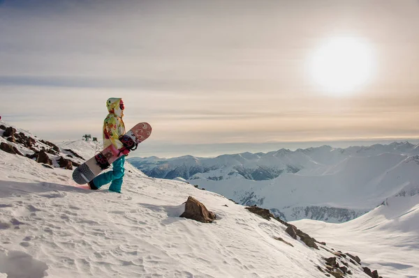 Snowboarderin in stylischer Sportbekleidung auf der Rückbank — Stockfoto