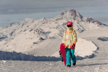 Kadın Snowboard mo arka plan üzerinde yürüyüş spor giyim