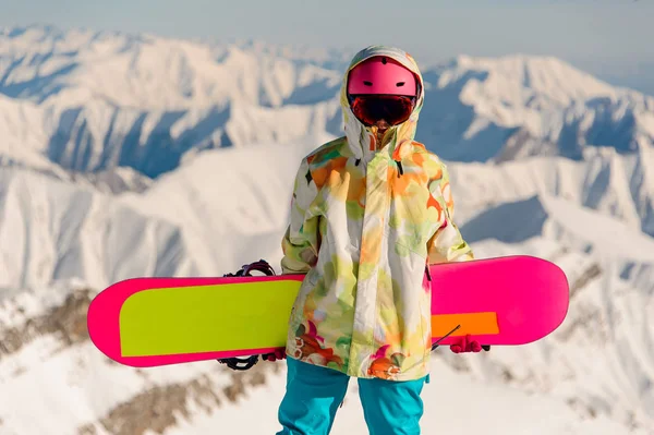 Mujer snowboarder en ropa deportiva de pie en la montaña nevada —  Fotos de Stock