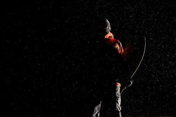 Вид знизу затемненої фігури чоловічого сноубордиста на снігу — стокове фото
