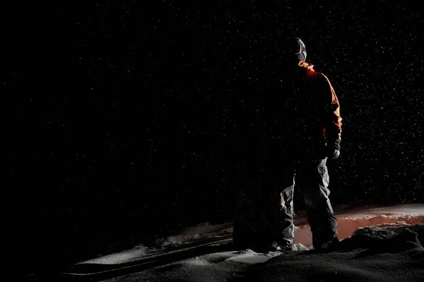 Abgedunkelte Gestalt eines männlichen Snowboarders im Schnee — Stockfoto