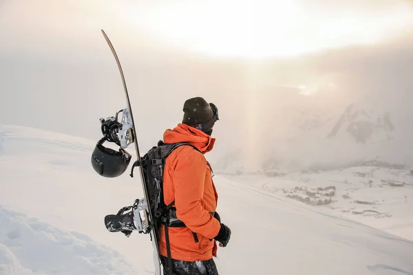 Dağ doruklarına üzerinde seyir snowboard önden görünümü — Stok fotoğraf