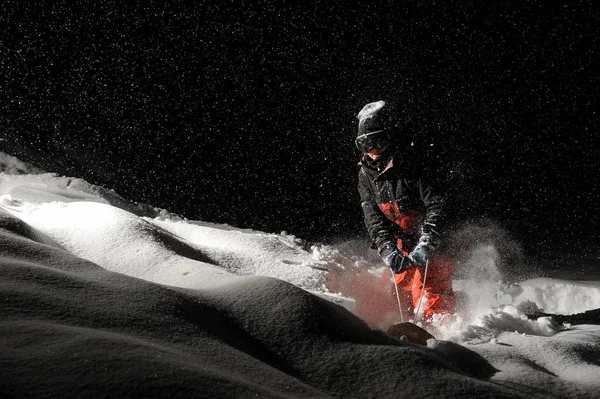 Snowboarder profissional vestido com a laranja sportswear equitação — Fotografia de Stock