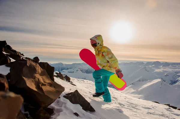 Snowboarderin in Sportbekleidung mit rosa Snowboard — Stockfoto