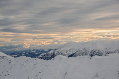 Bulutlu gökyüzü ve yüksek dağ zirveleri şaşırtıcı Üstten Görünüm