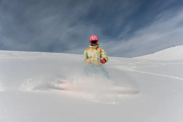 Θηλυκό snowboarder ροζ κράνος και γυαλιά, ιππασία κάτω mo — Φωτογραφία Αρχείου