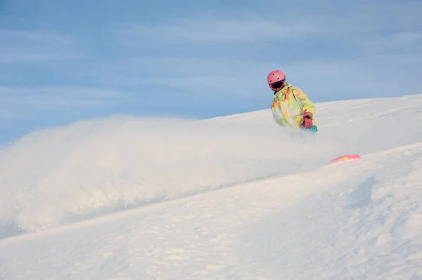 Mulher snowboarder deslizando para baixo da colina muntain — Fotografia de Stock