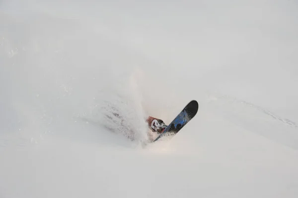 Σνόουμπορντερ στις snowboard κρυμμένο πίσω από το χιόνι — Φωτογραφία Αρχείου