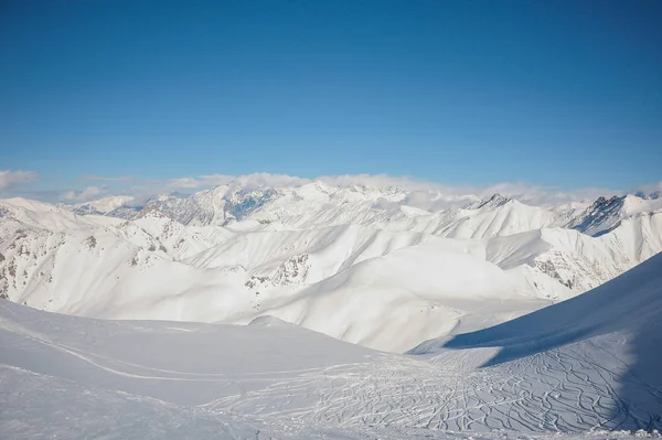 Atemberaubende Landschaft der hohen Berggipfel — Stockfoto