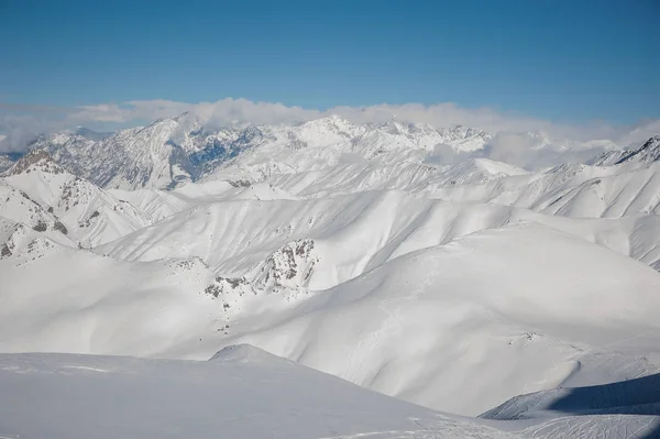 Picos de montanha cobertos com neve branca clara — Fotografia de Stock