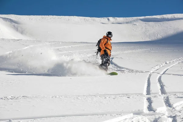 A hegy lejtőjén csúszó freeride snowboardos — Stock Fotó