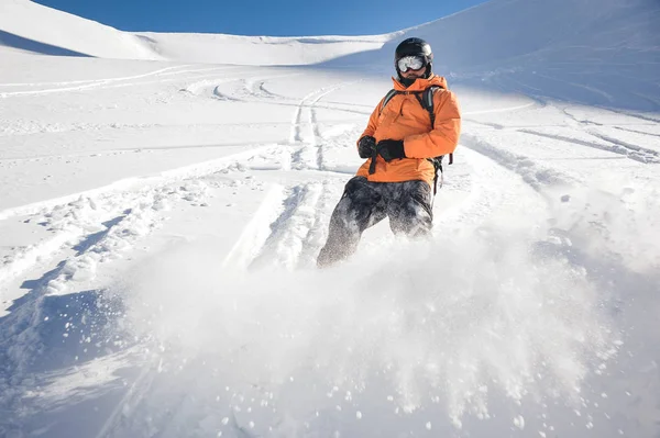 Freeride snowboarder deslizándose por la ladera de la montaña —  Fotos de Stock