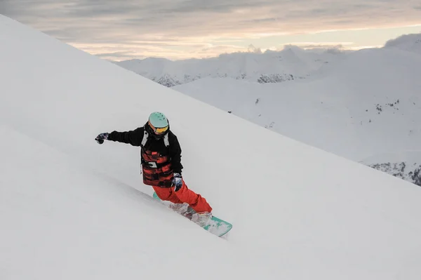 Freeride snowboardos csúszott lefelé a havas lejtőn — Stock Fotó