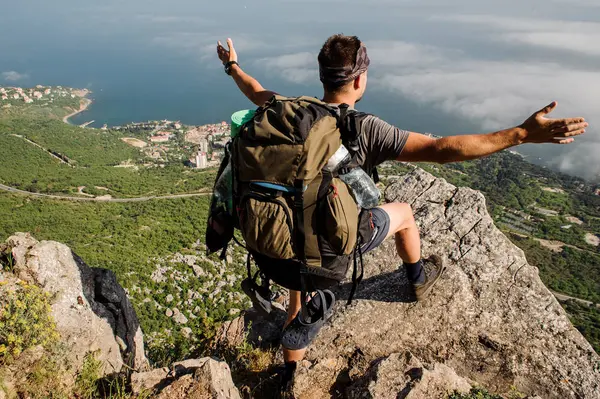 Viaggiatore con zaino turistico, sorge su una montagna rocciosa — Foto Stock