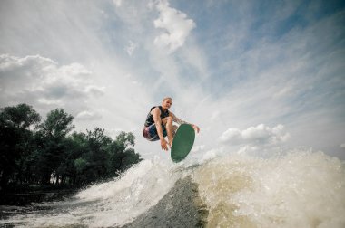 Wakeboarder çeşitli hileler bir sıçrama yapar.