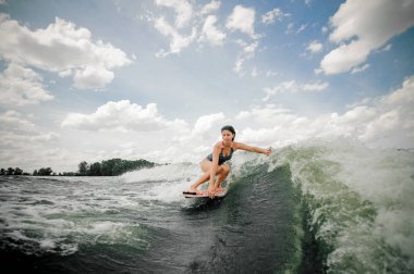 sprey yüksek dalga nispet wakeboard sürme kadın