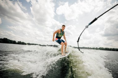 Beyaz adam sürme şık wakeboard