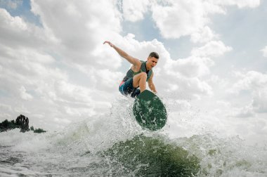 Beyaz sörfçü wakeboard yüksek dalga sürme