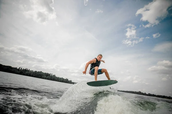 Wakeboarder trainiert am Fluss — Stockfoto