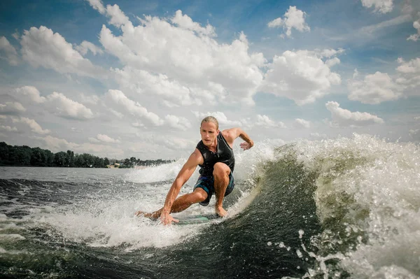 Deportista va wakeboarding en el río — Foto de Stock