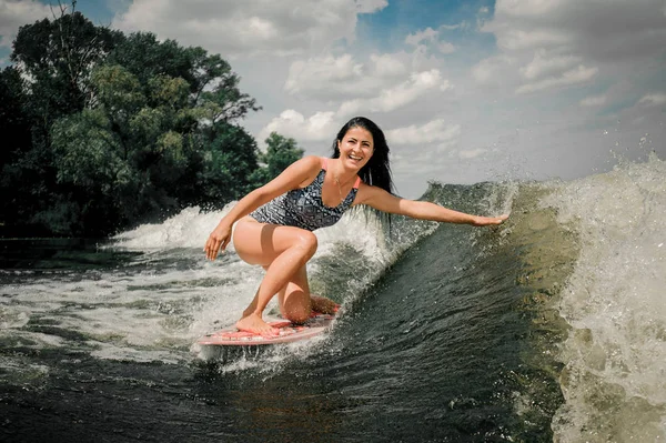 Mujer levantando un montón de salpicaduras por wakeboard —  Fotos de Stock