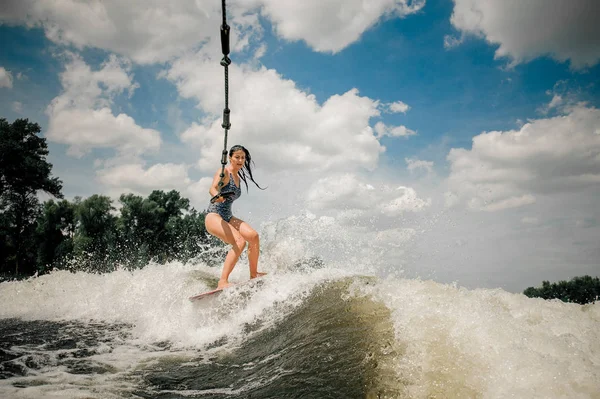 Ladys wakeboard släpas bakom en motorbåt av rep — Stockfoto