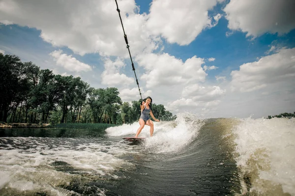 Jonge vrouw wakeboarden — Stockfoto