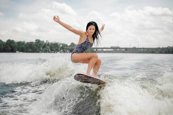 Morena mujer con pelo largo montar wakeboard —  Fotos de Stock