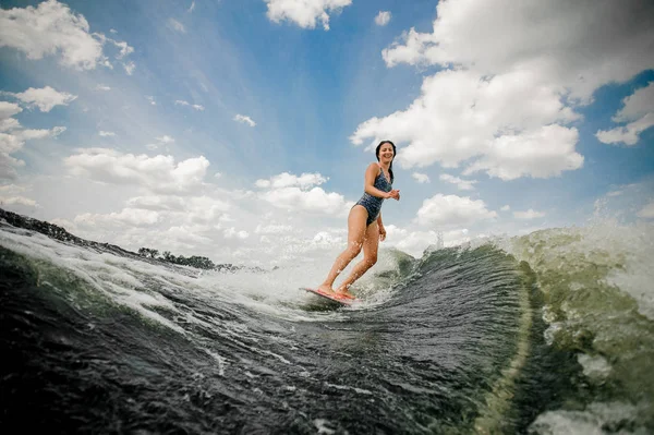 Mujer montando wakeboard en un río de verano, teniendo veranos saludables —  Fotos de Stock